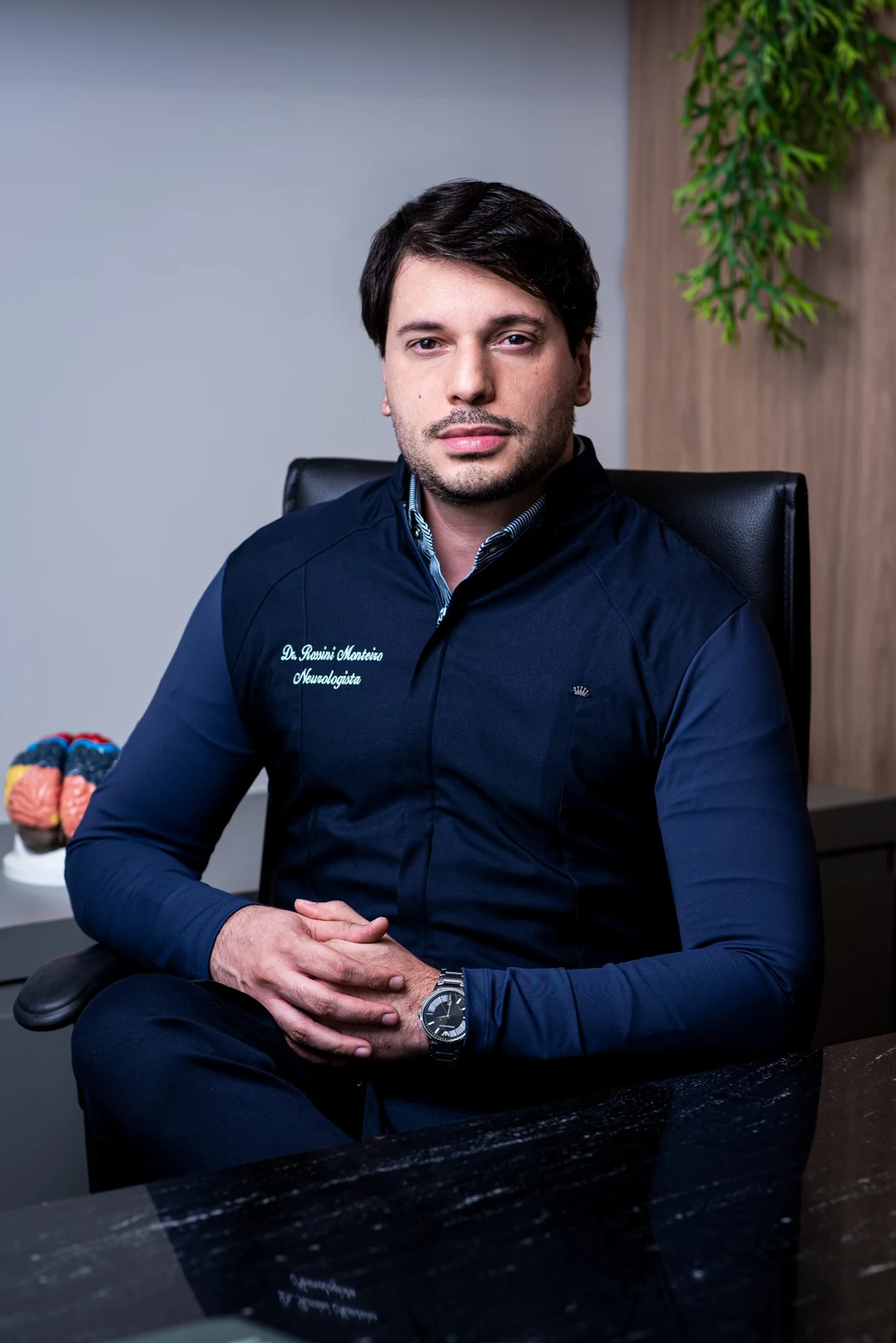 Retrato do Dr. Rossini Monteiro com seu nome e neurologista bordados na roupa.