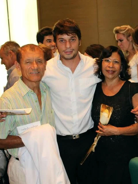 Dr. Rossini Monteiro com seus pais na formatura.