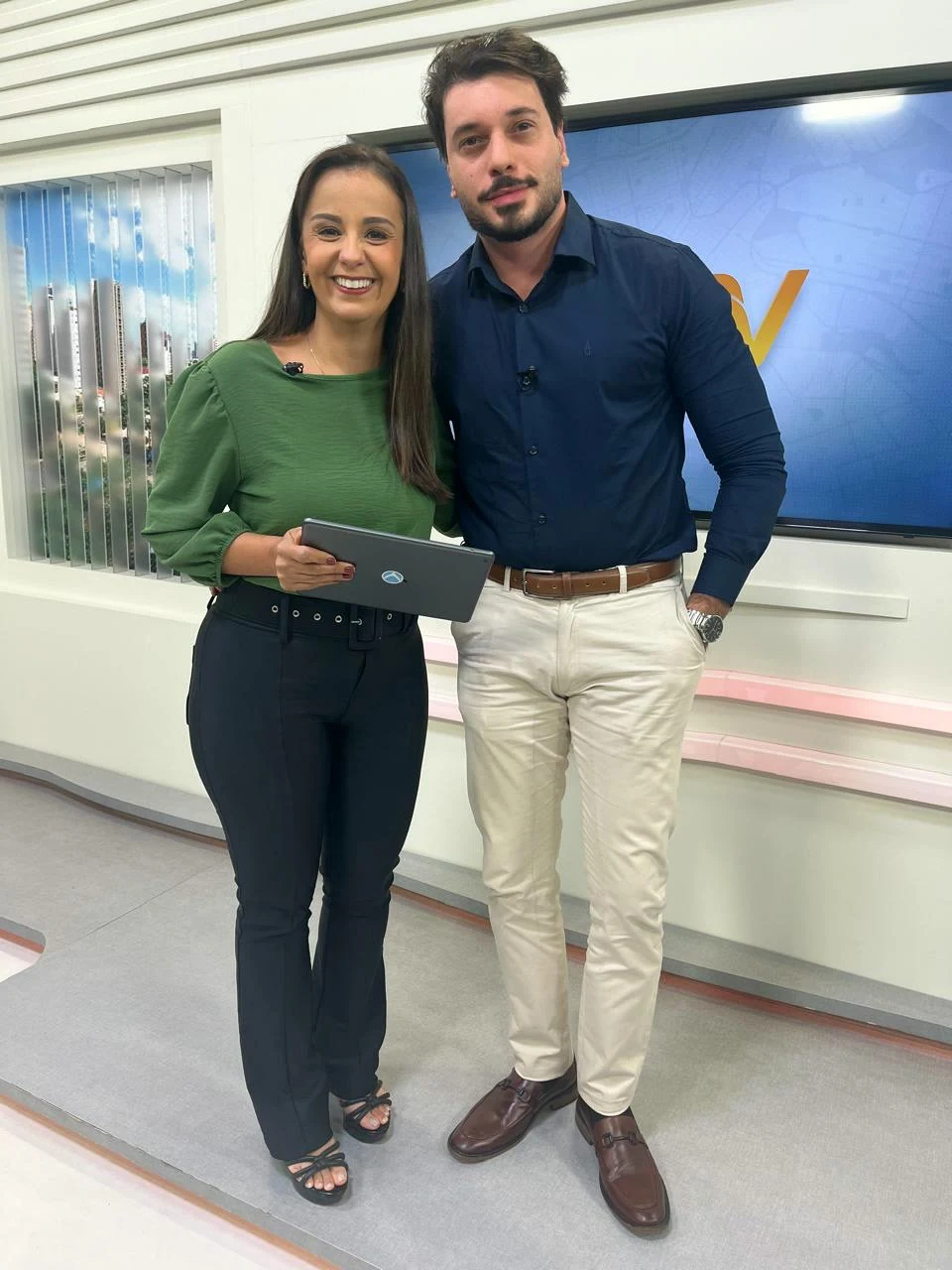 Dr. Rossini Monteiro com a apresentadora no estúdio do MGTV.