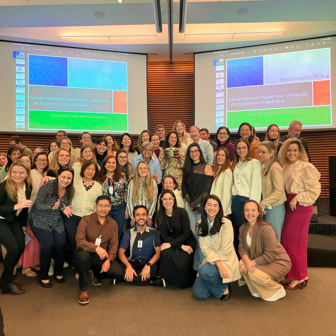 Registro da turma no auditório durante atividade de formação no Einstein.